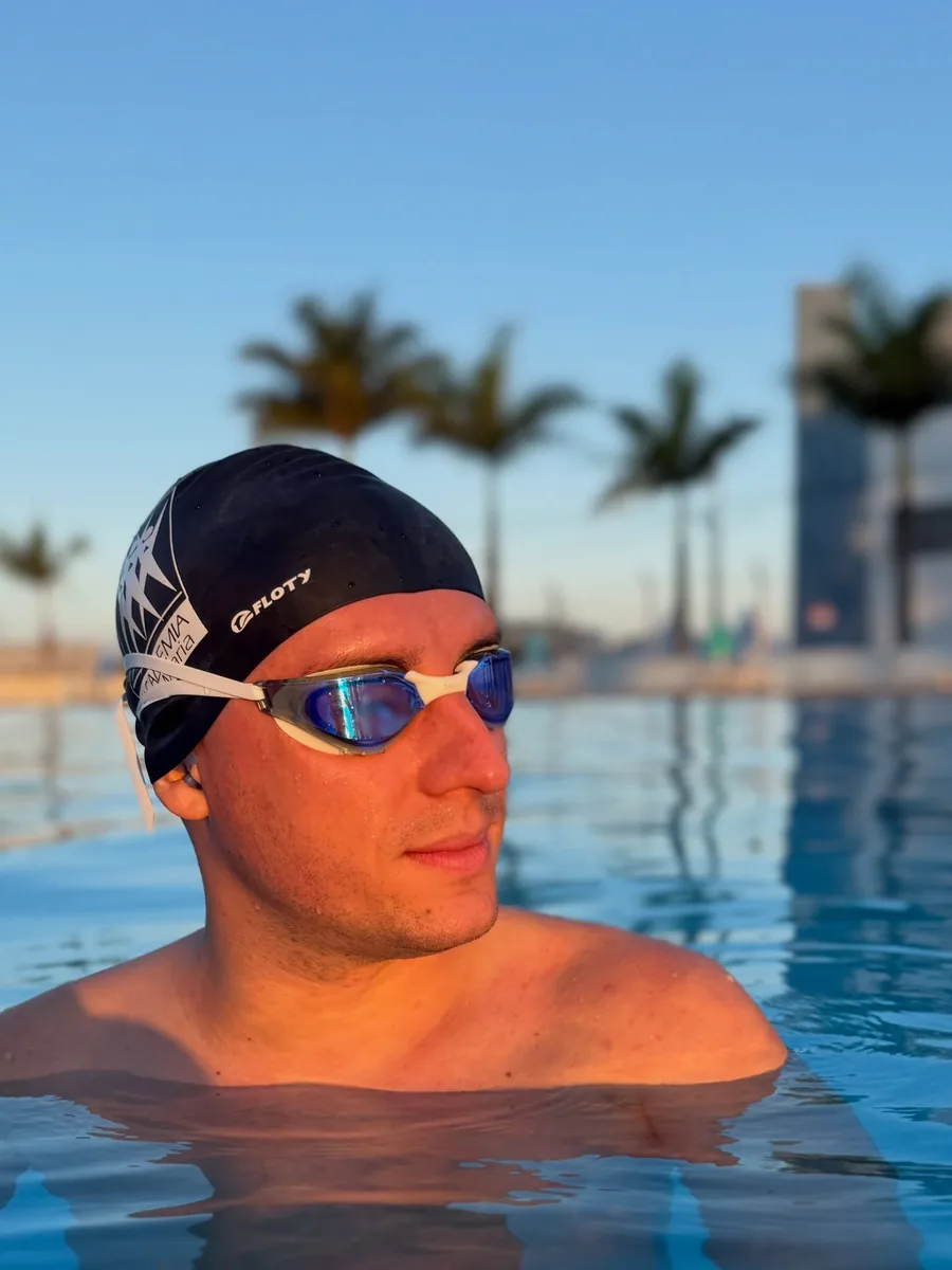Pablo Domingues na piscina, de touca e óculos de natação
